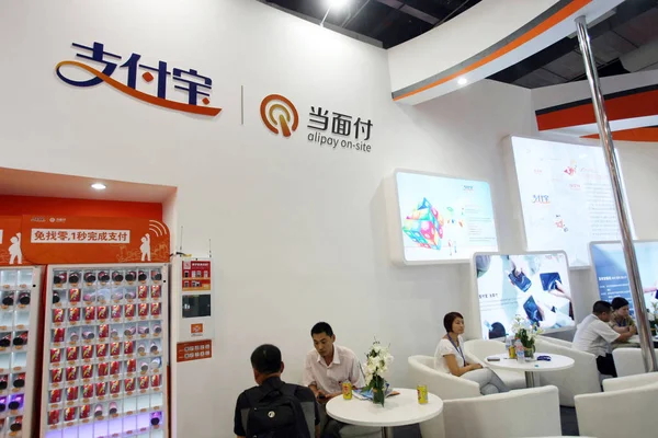 Visitantes Sentam Stand Alipay Alipay Site Grupo Alibaba Durante Uma — Fotografia de Stock