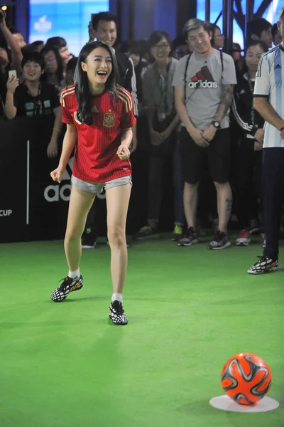 Actriz China Qin Lan Prepara Para Patear Balón Fútbol Durante — Foto de Stock