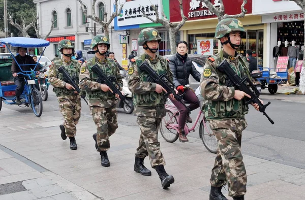 Armed Chinese Paramilitary Policemen Patrol Street Zhoushan City East Chinas — Stock Photo, Image