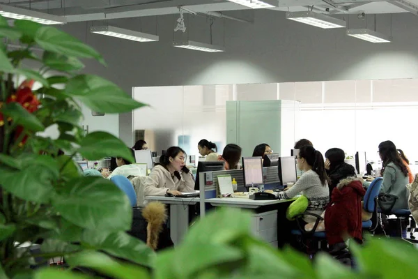 Китайские Сотрудники Работают Филиале Lightinthebox Holding Шанхай Китай Января 2014 — стоковое фото