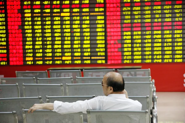 Китайский Инвестор Смотрит Цены Акций Красный Роста Цен Зеленый Падения — стоковое фото