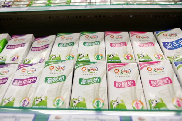 Cartons Yili Milk Sale Supermarket Rizhao City East Chinas Shandong — Stock Photo, Image