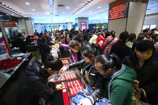 Chinese Customers Buy Gold Ornaments Jewelry Store New Years Day — Stock Photo, Image