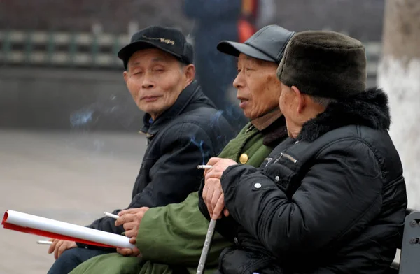 Китайские Пенсионеры Курят Площади Чунцине Китай Января 2013 Года — стоковое фото