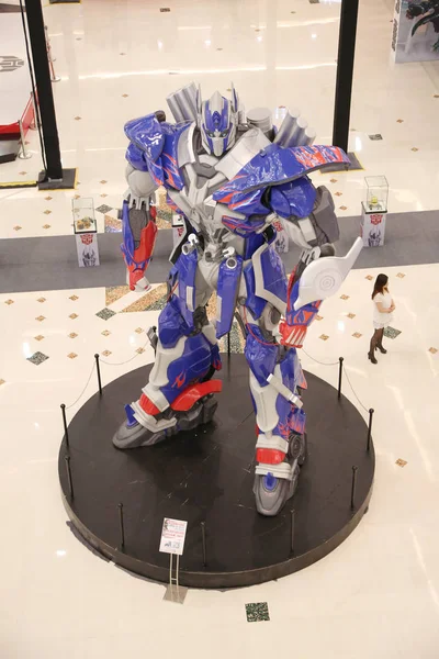 2014年7月2日 在中国上海西门购物中心举行的变形金刚系列宣传活动中 展出了好莱坞电影 变形金刚 灭绝时代 中的一款大型Optimus Prime模型 — 图库照片