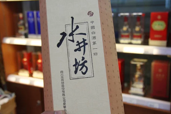 Ένας Πελάτης Αγοράζει Ένα Μπουκαλάκι Λικέρ Σουτστζίνφανγκ Του Σεττσουάν Swellfun — Φωτογραφία Αρχείου