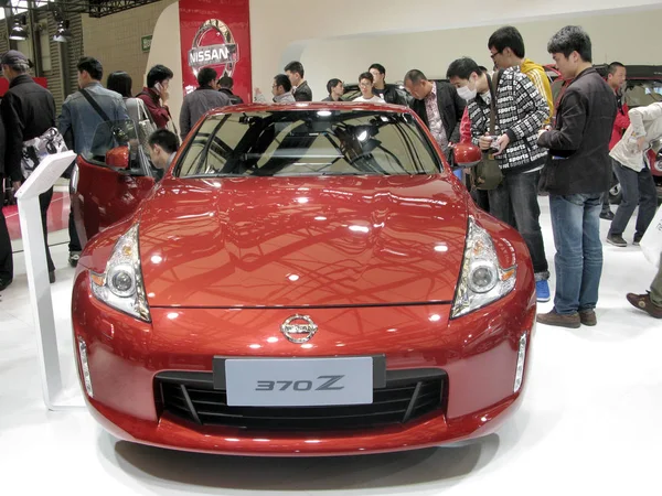 在2009年上海举行的第十三届上海国际汽车工业展览会上 参观游客们观看了日产与东风汽车公司合资成立的东风日产公司生产的日产 Trail — 图库照片