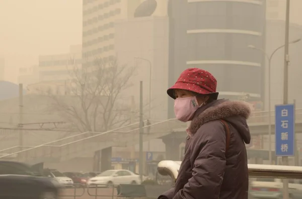 Ein Chinesischer Passagier Mit Mundschutz Wartet Einer Bushaltestelle Dichten Smog — Stockfoto