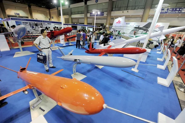 Visitantes Olham Para Drones Exibição Estande Nrist Nanjing Research Institute — Fotografia de Stock