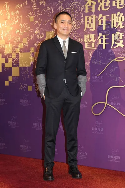 香港演员梁朝伟抵达中国香港出席香港电影导演公会颁奖典礼时 在红地毯上摆姿势 — 图库照片