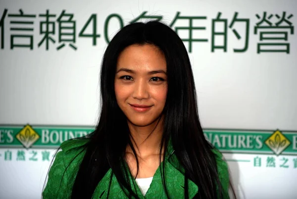 2014年6月27日 中国女演员唐伟在中国香港举行的 宣传活动中摆姿势 — 图库照片