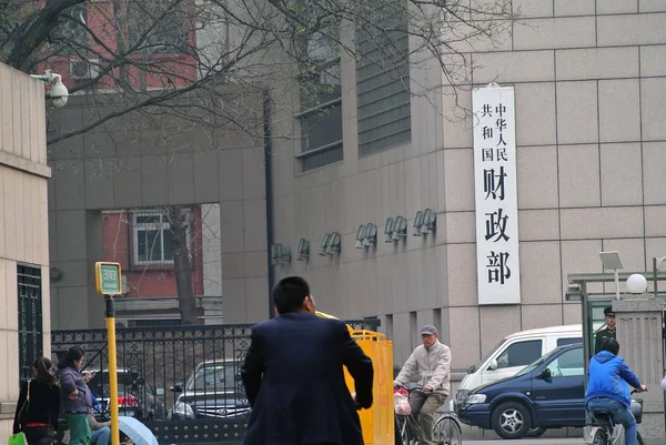 Ciclistas Pasan Por Ministerio Finanzas Beijing China Abril 2014 — Foto de Stock