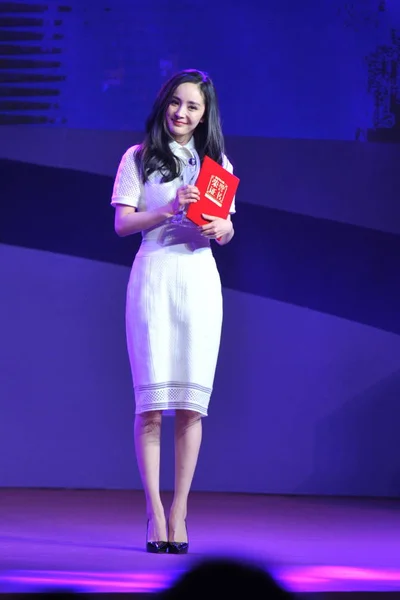 2015年1月12日 中国女演员杨米在网易妇女传媒奖上发表演讲 — 图库照片
