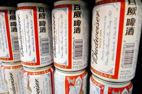 Κονσέρβες Μπύρας Είναι Προς Πώληση Ένα Σούπερ Μάρκετ Στην Πόλη — Φωτογραφία Αρχείου
