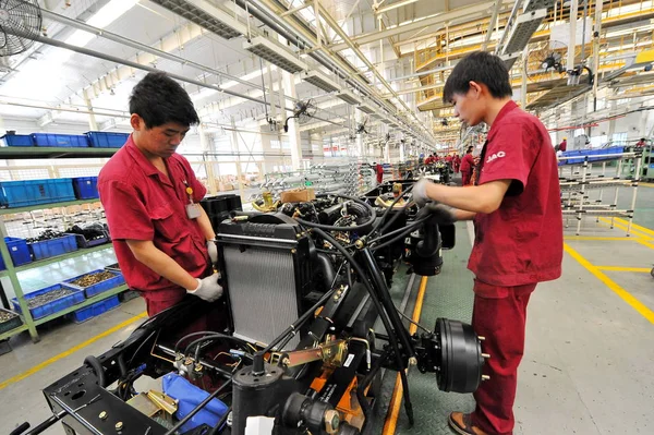 Китайские Рабочие Собирают Грузовики Сборочной Линии Автозаводе Jac Motors Городе — стоковое фото