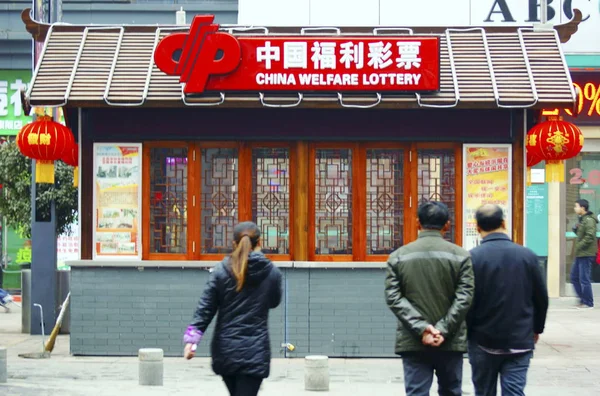 Pieszych Chodzić Obok Biura Sprzedaży China Welfare Lottery Yichang Miasta — Zdjęcie stockowe