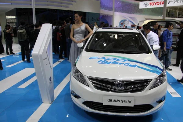 Modelo Posa Com Carro Híbrido Changan Eado Durante 13Th Beijing — Fotografia de Stock