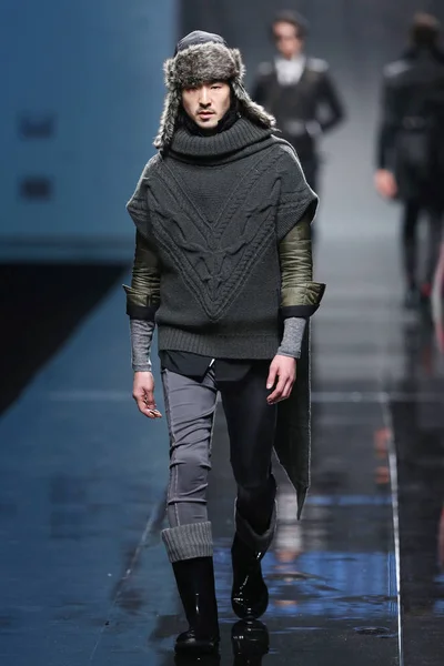 Model Wyświetla Nowe Stworzenie Blackgateone Pokaz Mody Podczas Shanghai Tygodniu — Zdjęcie stockowe