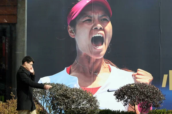 Pedestre Passa Por Anúncio Nike Com Retrato Estrela Tênis Chinesa — Fotografia de Stock