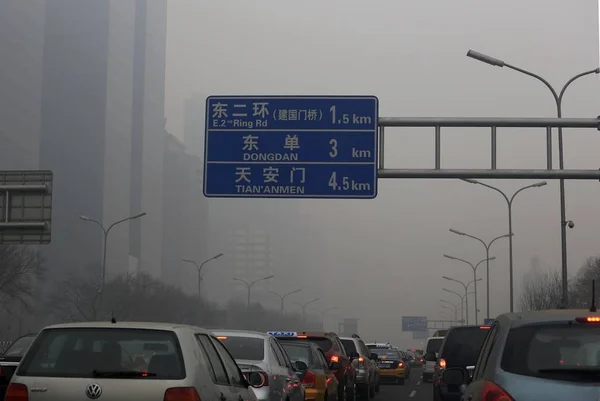 Carros Viajam Uma Estrada Névoa Pesada Pequim China Fevereiro 2014 — Fotografia de Stock