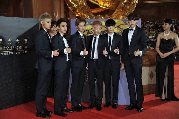 Členové Jižní Koreje Čínský Chlapec Skupiny Exo Pozice Červeném Koberci — Stock fotografie