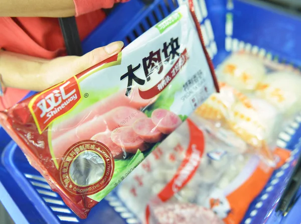 Ένας Πελάτης Αγοράζει Μια Σακούλα Από Λουκάνικα Της Shuanghui Group — Φωτογραφία Αρχείου