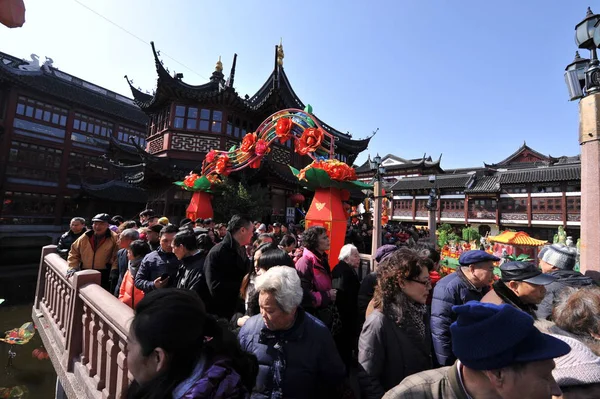 Fil Turister Folkmassan Jiuqu Bron Garden Shanghai Kina Februari 2014 — Stockfoto