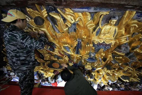 Čínští Dělníci Obnovují Část Sochy Dazu Tisíc Hand Bodhisattva Známá — Stock fotografie