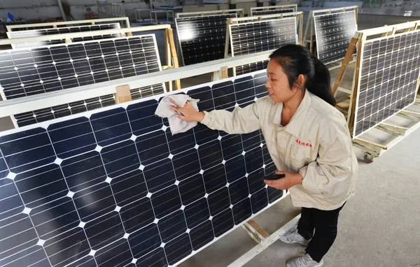 Una Trabajadora China Desempolva Paneles Solares Planta Shandong Hilight Solar — Foto de Stock