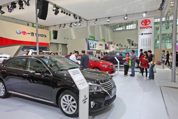 Mensen Bezoeken Tribune Van Toyota Tijdens Een Automobiele Tentoonstelling Tianjin — Stockfoto