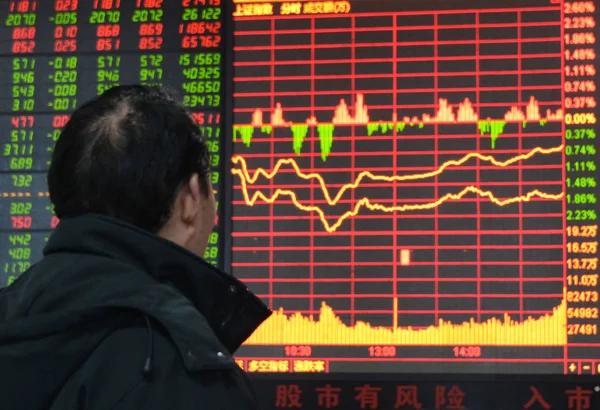 中国の投資家は 株式の価格を見ます 価格上昇のための赤と価格下落のためのグリーン と東中国安徽州 Fuyang 市の株式仲買家で上海コンポジットインデックス 月2014 — ストック写真