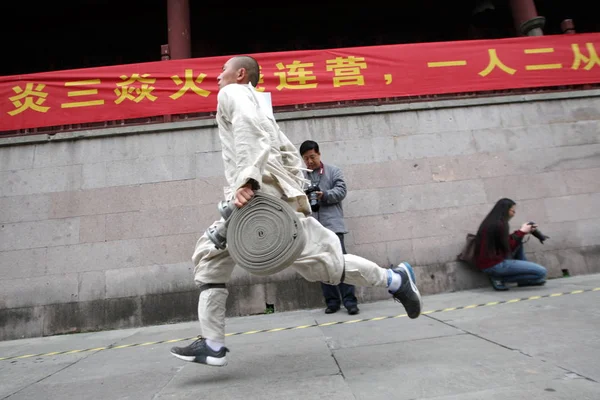 Китайський Буддійський Чернець Несучи Води Шланги Конкурує Footrace Під Час — стокове фото