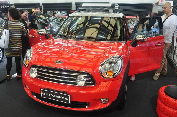 Los Visitantes Observan Bmw Mini Countryman Durante 15ª Exposición Internacional — Foto de Stock