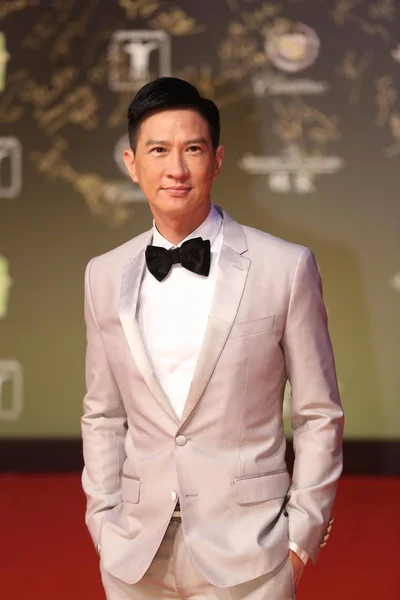 香港演员张嘉辉在红地毯上为2014年6月22日在中国上海举行的第十七届上海国际电影节闭幕式摆姿势 — 图库照片