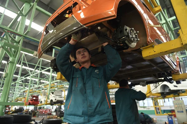 Chinese Arbeiders Assembleren Een Auto Assemblagelijn Bij Een Autofabriek Zouping — Stockfoto