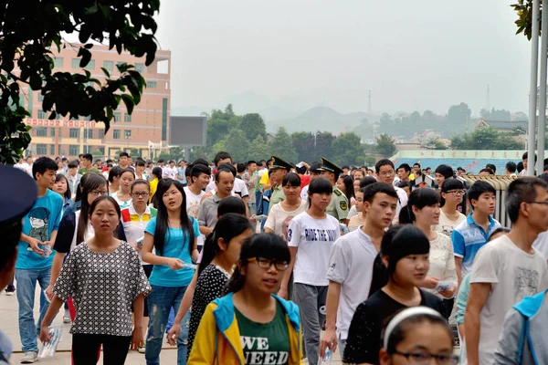 2014年6月8日 在中国西南贵州省遵义市玉清中学完成全国高考后 学生离开校园 — 图库照片