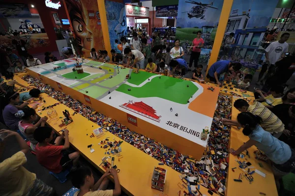 Kinder Spielen Mit Ziegeln Während Der China Beijing Spielzeug Und — Stockfoto