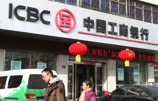 2013年2月12日 行人走过中国工商银行 中国工商银行 位于中国中部河南省许昌市的分行 — 图库照片