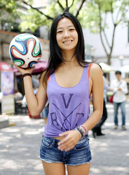 Молодая Женщина Позирует Мячом Улице Синьтяньди Туристическом Комплексе Центре Города — стоковое фото