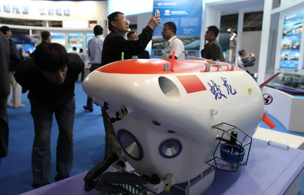 Gość Patrzy Model Załogowych Głębinowych Zatapialne Jiaolong Podczas China Beijing — Zdjęcie stockowe