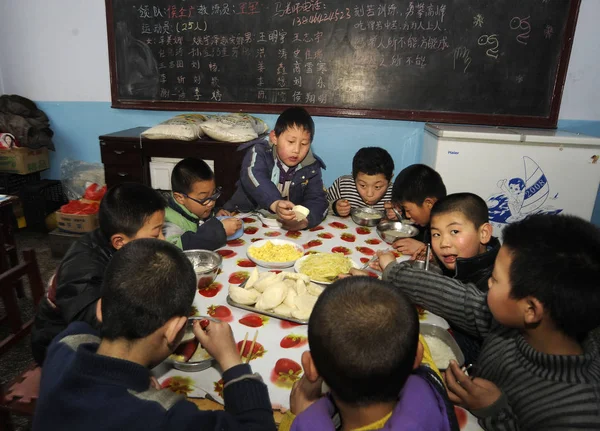 Crianças Chinesas Tomam Café Manhã Escola Patinação Velocidade Distrito Taoshan — Fotografia de Stock