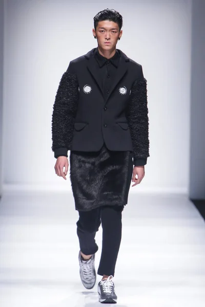 モデルは上海ファッション週秋 2014 上海で 2014 日中に ビジョン Homme ファッションショーで新しい創造を表示します — ストック写真
