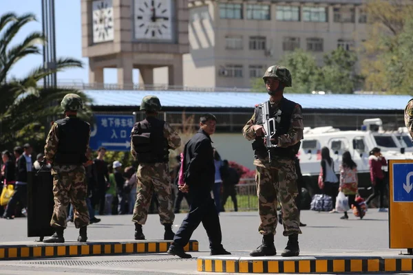 Väpnade Kinesiska Paramilitära Poliser Står Vakt Vid Kunming Railway Station — Stockfoto