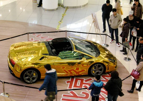 Compradores Olham Para Carro Esporte Lamborghini Conversível Dourado Exposição Shopping — Fotografia de Stock