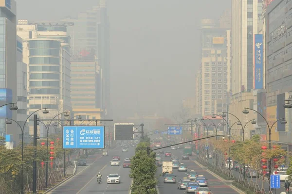 Veicoli Viaggiare Una Strada Smog Pesante Nella Città Hangzhou Est — Foto Stock