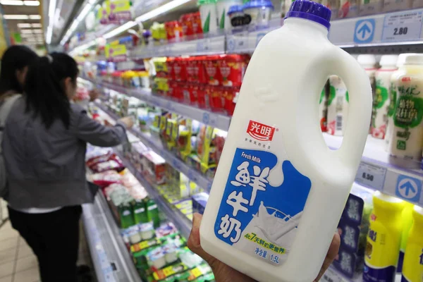 Покупатель Покупает Бутылку Свежего Молока Bright Daewoo Дочерней Компании Bright — стоковое фото