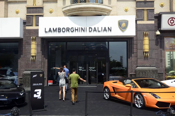 Müşteriler Lamborghini Dalian Dalian Şehrinde Bir Bayiye Girin Kuzeydoğu Chinas — Stok fotoğraf