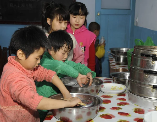 Crianças Chinesas Lavam Suas Tigelas Após Café Manhã Escola Patinação — Fotografia de Stock
