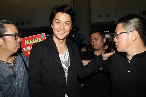 Japoński Piosenkarz Aktor Masaharu Fukuyama Centrum Uśmiecha Się Przybyciu Lotnisko — Zdjęcie stockowe