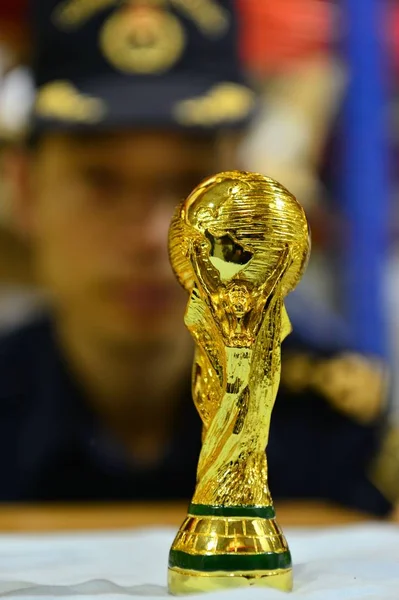 Oficial Aduaneiro Chinês Verifica Falso Troféu Apreendido Copa Mundo Armazém — Fotografia de Stock